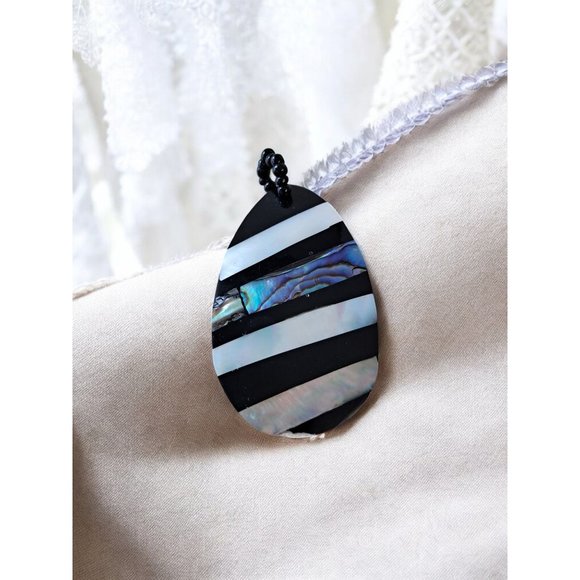 Beachy Abalone and Mother of Pearl Oval Pendant. - Picture 1 of 4